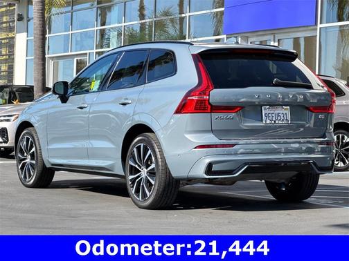 2023 Volvo XC60 B5 Ultimate Dark Theme