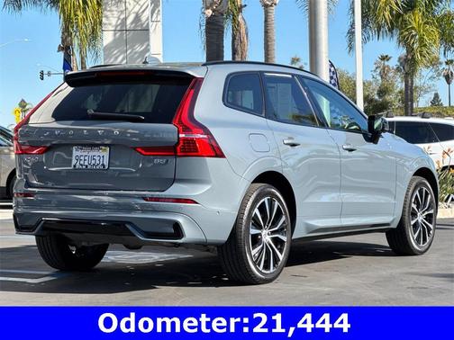 2023 Volvo XC60 B5 Ultimate Dark Theme