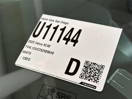 2025 Volvo XC40 B5 Plus Dark Theme