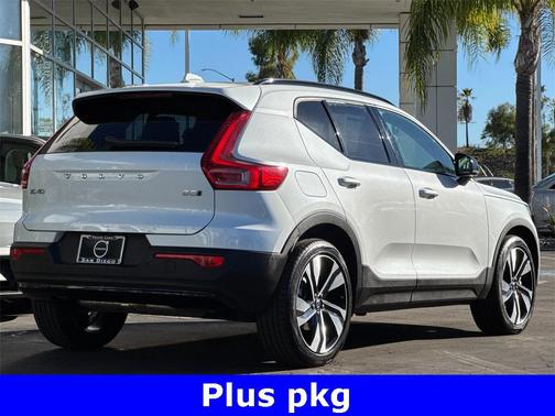 2025 Volvo XC40 B5 Plus Dark Theme