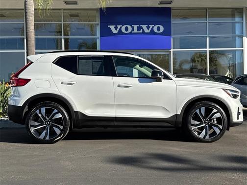 2025 Volvo XC40 B5 Plus Dark Theme