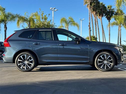 2023 Volvo XC60 Plus Dark Theme