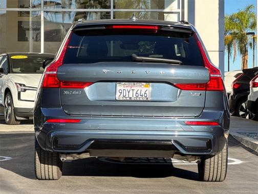 2023 Volvo XC60 Plus Dark Theme