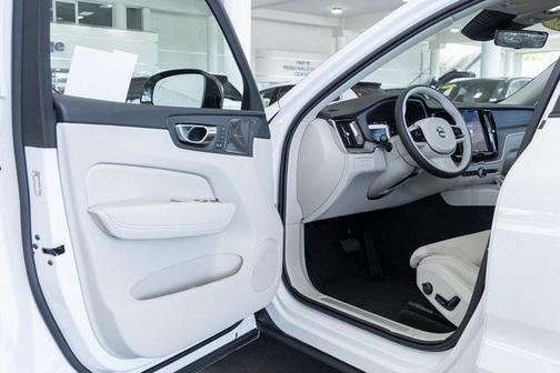2025 Volvo XC60 Plug-In Hybrid T8 Ultra