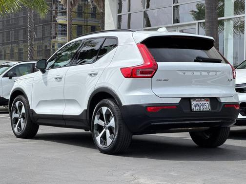 Crystal White Metallic 2023 Volvo XC40 B5 Ultimate Dark Theme