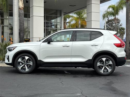2026 Volvo XC40 Plus, B5 AWD Gas (mild hybrid), Dark