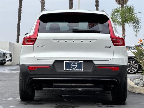 2026 Volvo XC40 Plus, B5 AWD Gas (mild hybrid), Dark