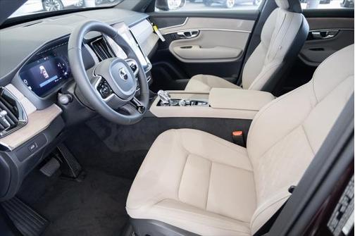 2025 Volvo XC90 B5 Core