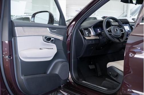 2025 Volvo XC90 B5 Core