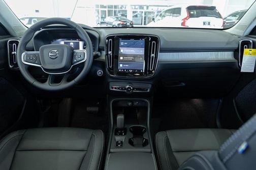 2025 Volvo XC40 B5 Core Bright Theme