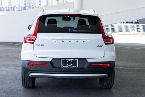 2025 Volvo XC40 B5 Core Bright Theme