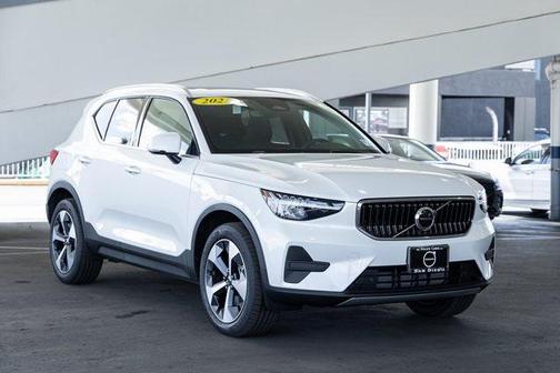 2025 Volvo XC40 B5 Core Bright Theme