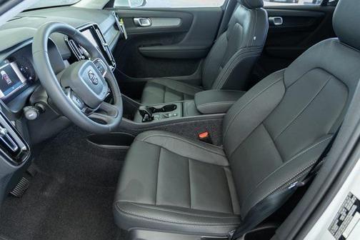 2025 Volvo XC40 B5 Core Bright Theme