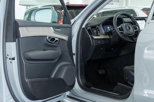 2025 Volvo XC90 B5 Core