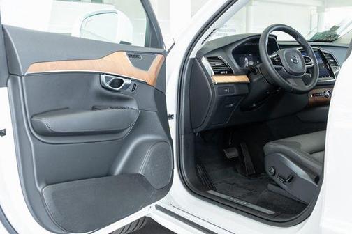 2024 Volvo XC90 B5 Plus Bright Theme