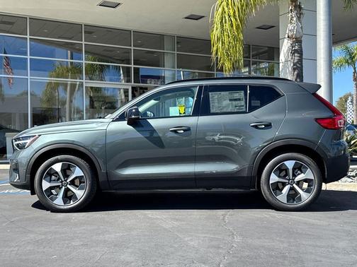 Forest Lake 2026 Volvo XC40 Plus, B5 AWD Gas (mild hybrid), Dark