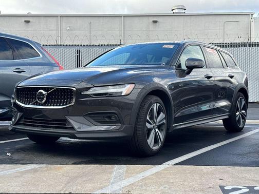 Platinum Grey Metallic 2025 Volvo V60 Cross Country Plus, B5 AWD Gas (mild hybrid)