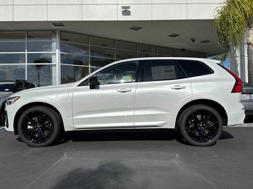 2026 Volvo XC60 Plug-In Hybrid Black Edition Ultra, T8 AWD Electric/Gasoline, Dark