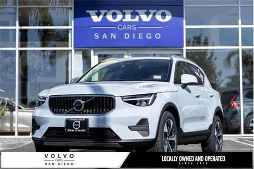 2025 Volvo XC40 B5 Core Bright Theme