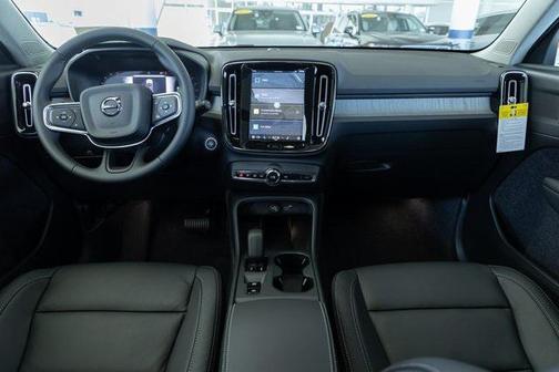 2025 Volvo XC40 B5 Core Bright Theme