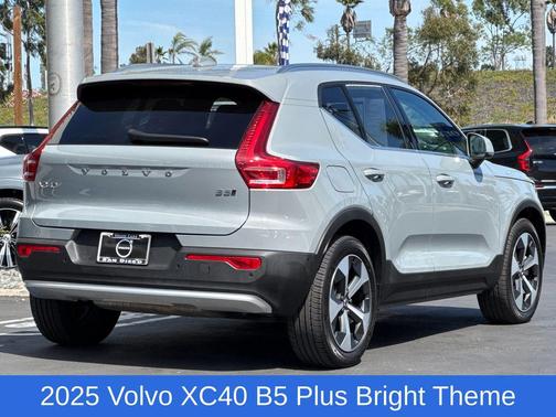 Vapour Grey Metallic 2025 Volvo XC40 B5 Plus Bright Theme
