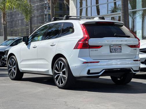 Crystal White Metallic 2023 Volvo XC60 B5 Plus Dark Theme