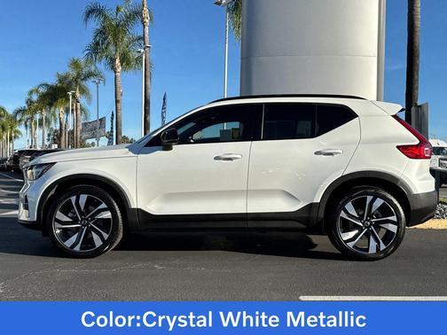 2023 Volvo XC40 B4 Plus Dark Theme
