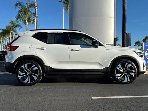 2023 Volvo XC40 B4 Plus Dark Theme