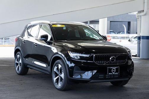2025 Volvo XC40 B5 Core Bright Theme