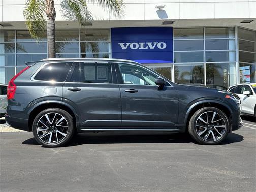 2022 Volvo XC90 T6 Momentum