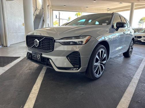 2024 Volvo XC60 B5 Plus Dark Theme
