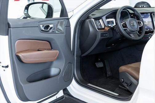 2025 Volvo XC60 Plug-In Hybrid T8 Plus