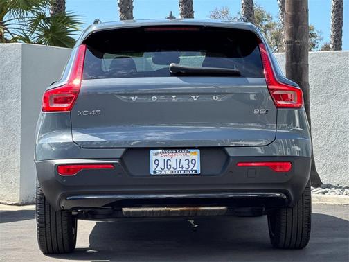 2023 Volvo XC40 B5 Plus Dark Theme