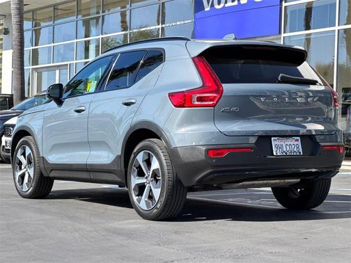 2023 Volvo XC40 B5 Ultimate Dark Theme