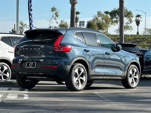 2026 Volvo XC40 Core, B4 FWD Gas (mild hybrid), Dark