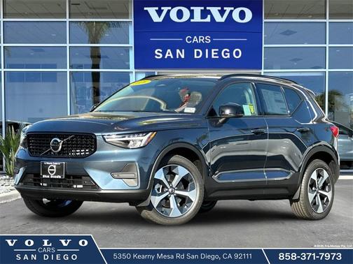 2026 Volvo XC40 Core, B4 FWD Gas (mild hybrid), Dark
