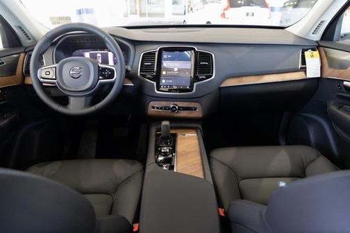 2025 Volvo XC90 B6 Plus 6-Seater