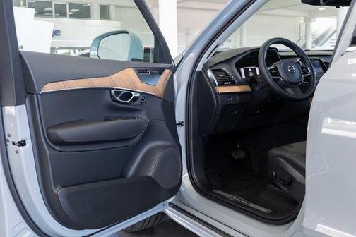 2025 Volvo XC90 B6 Plus 6-Seater