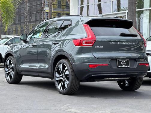 Forest Lake 2026 Volvo XC40 Ultra, B5 AWD Gas (mild hybrid), Dark