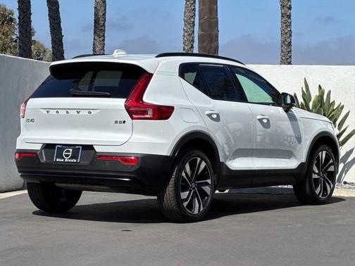 2025 Volvo XC40 B5 Plus Dark Theme