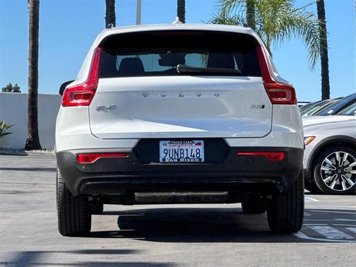 2025 Volvo XC40 B5 Plus Dark Theme