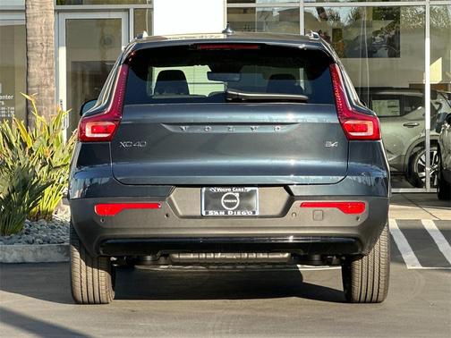 2026 Volvo XC40 Plus, B4 FWD Gas (mild hybrid), Dark