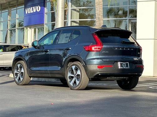 2026 Volvo XC40 Plus, B4 FWD Gas (mild hybrid), Dark