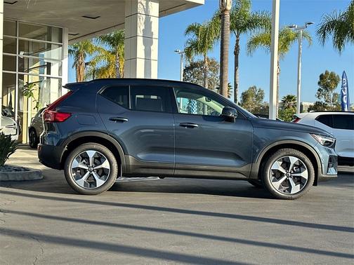 2026 Volvo XC40 Plus, B4 FWD Gas (mild hybrid), Dark