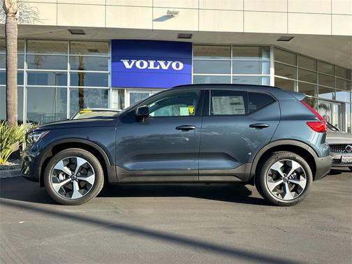 2026 Volvo XC40 Plus, B4 FWD Gas (mild hybrid), Dark