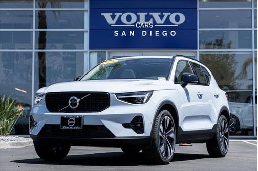 2025 Volvo XC40 B5 Ultra Dark Theme