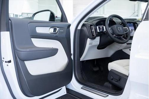 2025 Volvo XC40 B5 Ultra Dark Theme