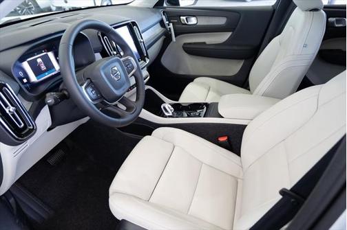 2025 Volvo XC40 B5 Ultra Dark Theme