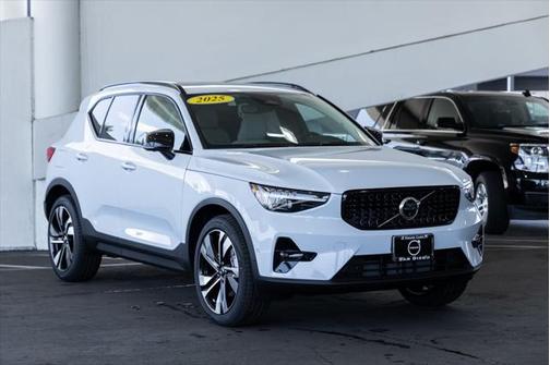 2025 Volvo XC40 B5 Ultra Dark Theme