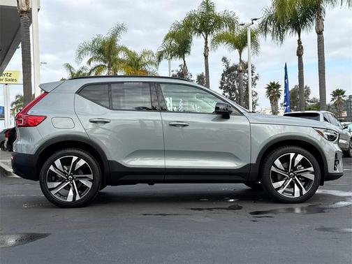 2026 Volvo XC40 Ultra, B5 AWD Gas (mild hybrid), Dark